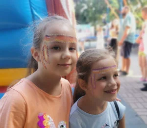Dwoje dzieci z pomalowaną twarzą Mania Zabawy